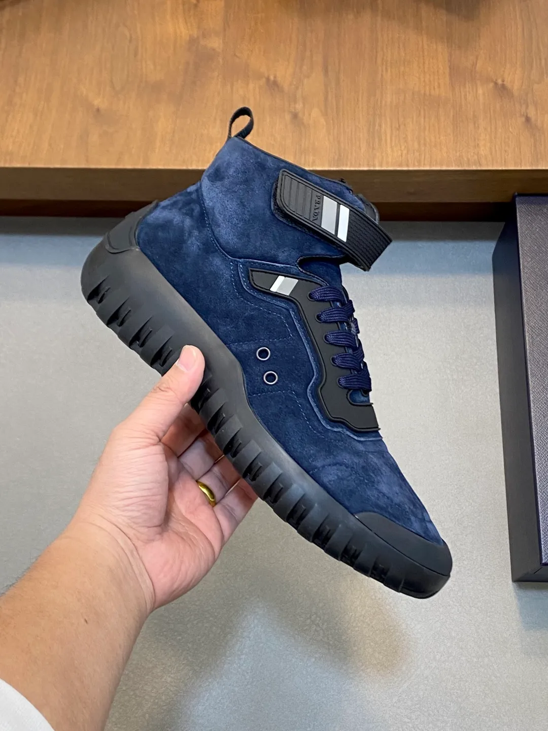 Men's shoes 💰860 Prada/Prada's new men's patchwork casual sports boots! The shoe's exquisite stitching outlines a unique geometric texture, and contemporary lines and details reinterpret the classic sports style. The upper is made of ultra-official material, and the lining is full cowhide. It is lightweight, breathable, practical and versatile. The tongue is decorated with the Prada Milano logo, and the logo print is embellished with the laces. It is paired with a 2.5cm two-color rubber sole to create a comfortable wearing experience. Comes with full set of original packaging dust bag! Size: 39-40-41-42-43-44 (45 customized) standard leather shoe size